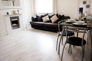 4 Bed House Sleeps 9 Free Parking