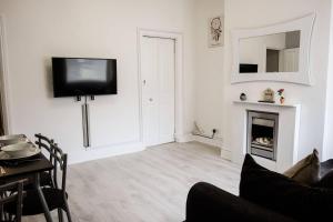 4 Bed House Sleeps 9 Free Parking