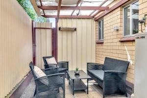 Heart of Henley - A Homey Hideaway by the Beach