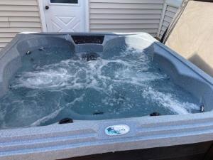 Lrge 5 BR 9 Beds Near DC-Pool, Hot Tub, Gym, Game Rm, Fire Pit