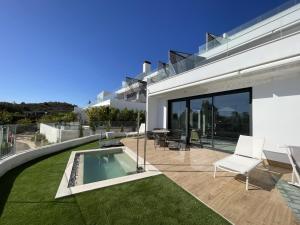 Luxury Sea View Apartment by United Renters