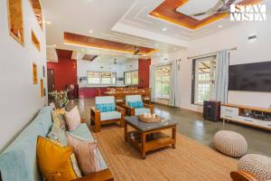 StayVistas Hill Crest Mansion - 4BHK Pet-Friendly Villa with Private Pool