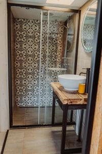 Tiny Farm House met hot tub.