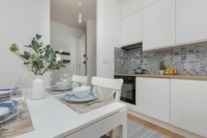 Business Apartment PKP Aleje Jerozolimskie by Renters