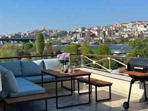 Waterfront Villa by the Tram - Private Terrace with Dome & Golden Horn View in Fatih