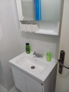 Joli studio, 17 Avenue Hedi Nouira Ennasr 2, Ariana Entrée par Rue DR Khaled Gorgob