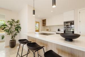 Luxurious frontline golf apartment in Elviria