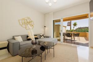 Luxurious frontline golf apartment in Elviria