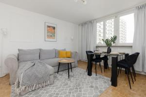 Warsaw City Center Skylines Apartment by Renters