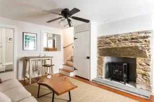 Saint Davids Cottage in Manayunk, Walk to Train, Main Street - Ardmore