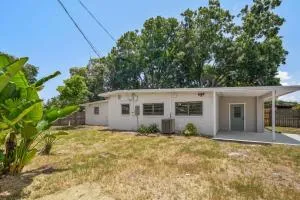 3 bedroom House with Renovated kitchen and bath! - كوكوا