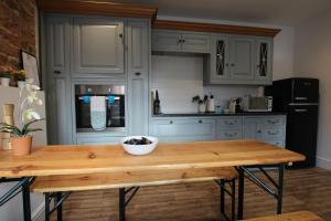 Fairways View - Spacious Apartment - Sleeps 6 - Lovely Views - by Rework Accommodation