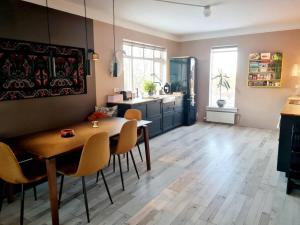 2 bedroom apartment with a loft- close to downtown