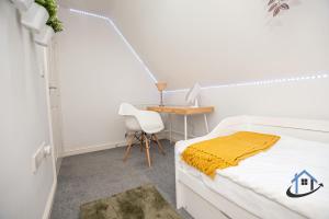 Garfield House, 3 bed house, sleeps 7, Nr Rushden Lakes, allocated parking, corporates welcome