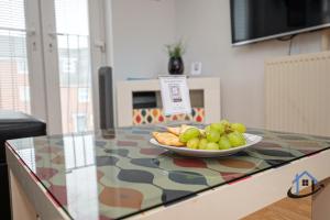 Garfield House, 3 bed house, sleeps 7, Nr Rushden Lakes, allocated parking, corporates welcome
