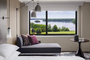 King Room with Lake View room in Ann Arbor Marriott Ypsilanti at Eagle Crest
