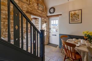 Graziers Cottage - character Cotswold cottage with inglenook, parking and pub nearby