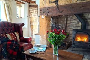 Graziers Cottage - character Cotswold cottage with inglenook, parking and pub nearby