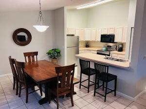 Private Retreat Under Oak Canopy