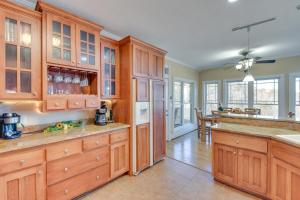 Blairsville Mansion with Hot Tub, Casino and Games!