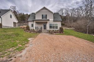 obrázek - Wooded Escape with Beautiful Backyard and Mtn Views!