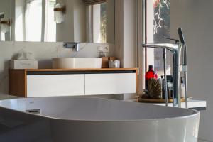 Заміський будинок з каміном та ванною з панорамним видом в ліс