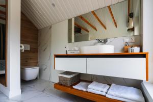 Заміський будинок з каміном та ванною з панорамним видом в ліс