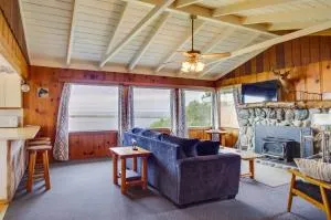 Rustic Coastal Smith River Cottage with Ocean Views! - كريسنت سيتي