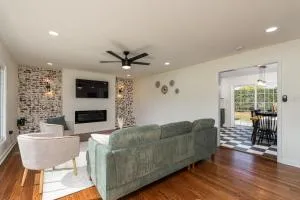 NEW Dragster Dream House 3BD2BA Game Room - Huddle Mill