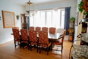 Bootlegger House Sleeps 10-20 Free TV & Parking