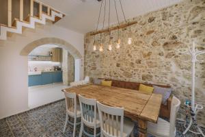 Minoos Residence with roof pool