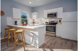 Downtown Dream Home Spacious 4BR2BA Sleeps 12