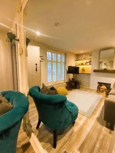 Beautiful Immaculate Aldeburgh cottage, sunny outdoor space, free parking - easy walk to beach & town