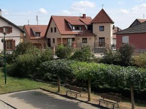 Maisons de vacances Gite charmant au calme, 2 personnes, proche vignobles et chateaux, animaux acceptes, terrasse jardin - FR-1-744-33 : photos des chambres