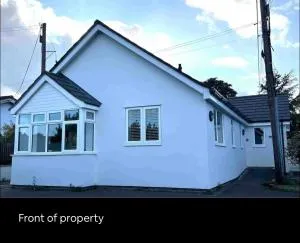White 3 bed bungalow with en-suite and parking - Winford