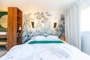 Love Room du Mont dOr - Baignoire SPA - Minibar offert