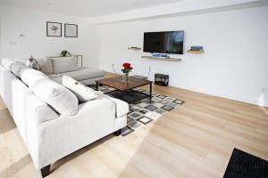 Sherkston Bliss - Hot Tub Soaks & Backyard BBQ Fun