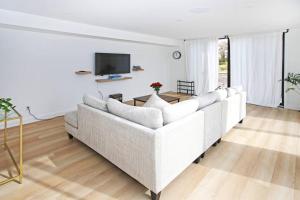 Sherkston Bliss - Hot Tub Soaks & Backyard BBQ Fun