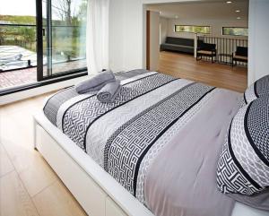 Sherkston Bliss - Hot Tub Soaks & Backyard BBQ Fun