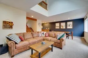 Sunny Stratton Townhome about 1 Mi to Skiing! - Strattonwald