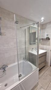 3 Bedroom House in Rochester Strood with Wifi and Netflix Walking distance to Strood Station