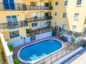 Beach Front 1 Bedroom with Ocean View, Pool and Parking