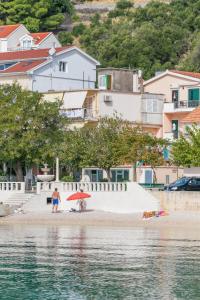 Apartments by the sea Podgora, Makarska - 6846 