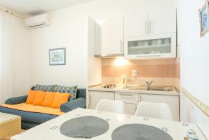 Apartments by the sea Podgora, Makarska - 6846