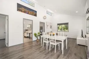 Tropical 2-bedroom Guesthouse, Pool, Sauna - Loganholme