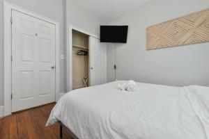 The Maverick Downstairs - Lux Apartment - Free Parking - 2 Miles From Airport & Downtown Boston