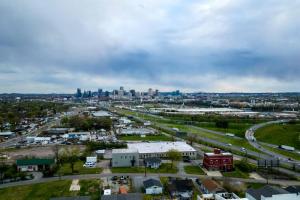 Modern Stunner 5 min to DT Hot Tub Rooftop Views
