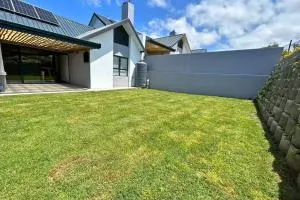 Cozy 2-Bedroom apartment with backup power - Riethuiskraal