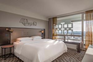 Superior Suite with King Size bed room in Sheraton München Arabellapark Hotel