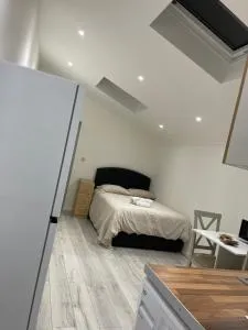 Studio room next to Gatwick - Ifield